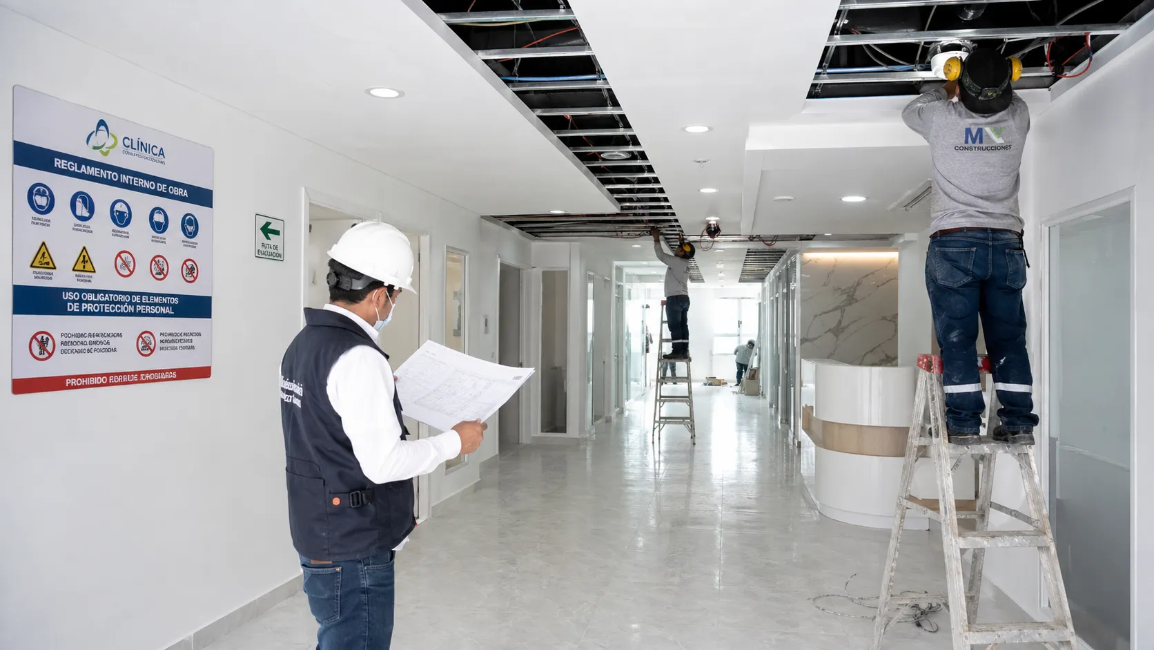 Adecuación y obra civil en pasillo de clínica o IPS en Cali con trabajos técnicos de drywall y cielo raso en progreso