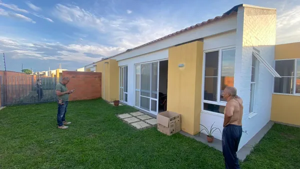 Patio trasero sin cubierta, sin drenaje y sin piso — estado inicial antes de la pérgola en Tucanes del Castillo, Jamundí