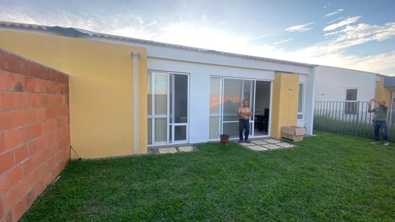 Vista del patio trasero antes de comenzar los trabajos — suelo descubierto y sin drenaje