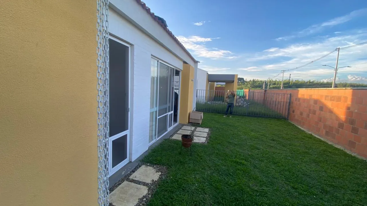 Patio trasero en estado inicial — tierra sin tratar, sin cubierta ni drenaje