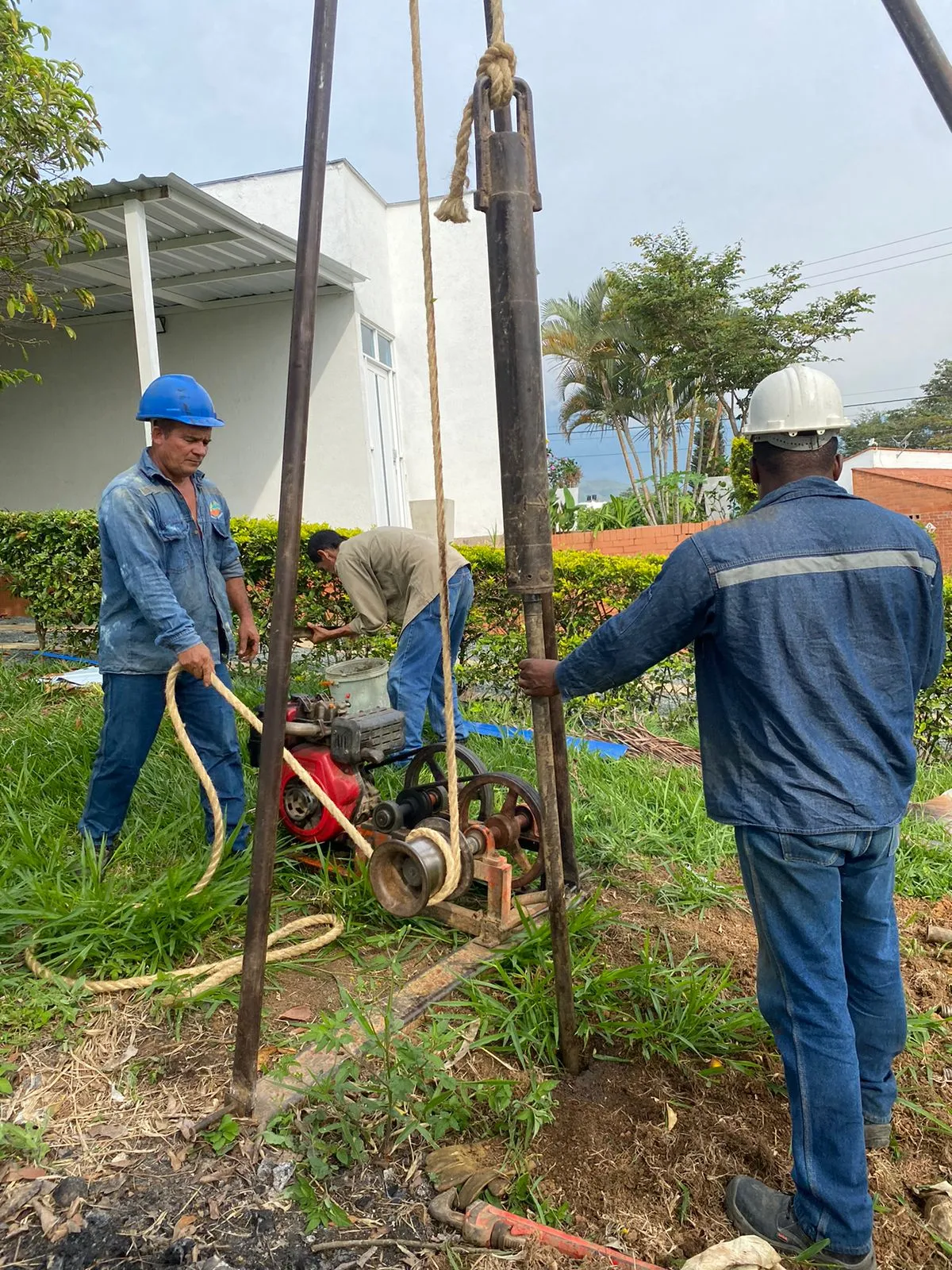 Apiques para estudio de suelos en lote de condominio Sun Village Potrerito Jamundí — análisis geotécnico