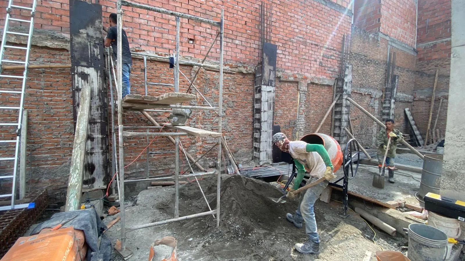 Avance de fundición de columnas en estructura de proyecto mixto Puerto Tejada — CAMARK Projects