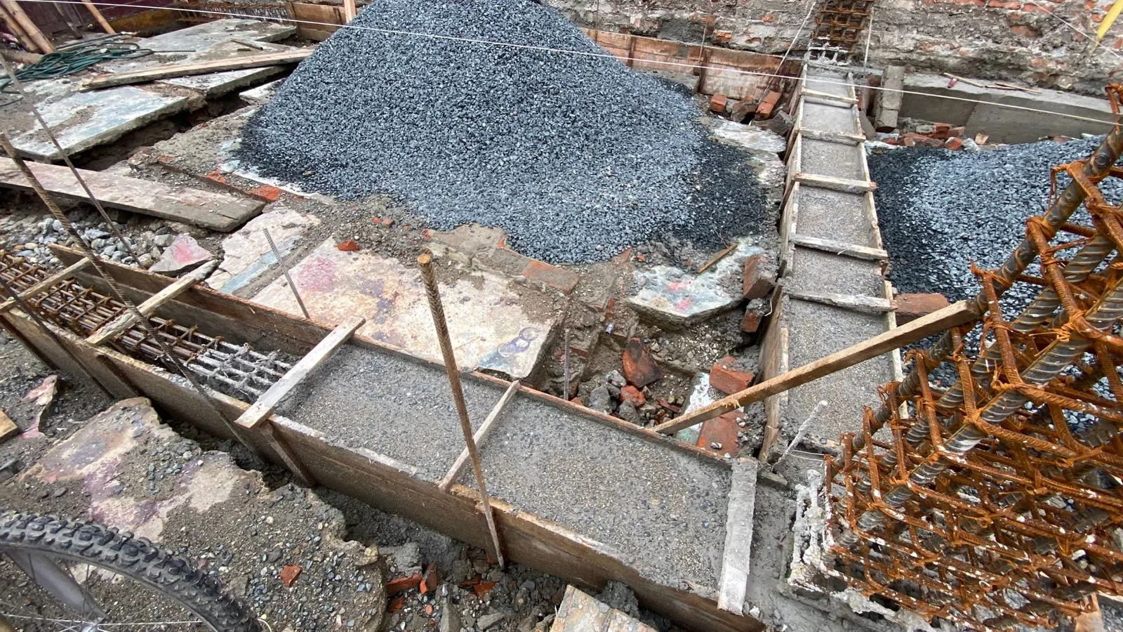 Avance de fundición de vigas de cimentación en inversión inmobiliaria Puerto Tejada — obra civil CAMARK