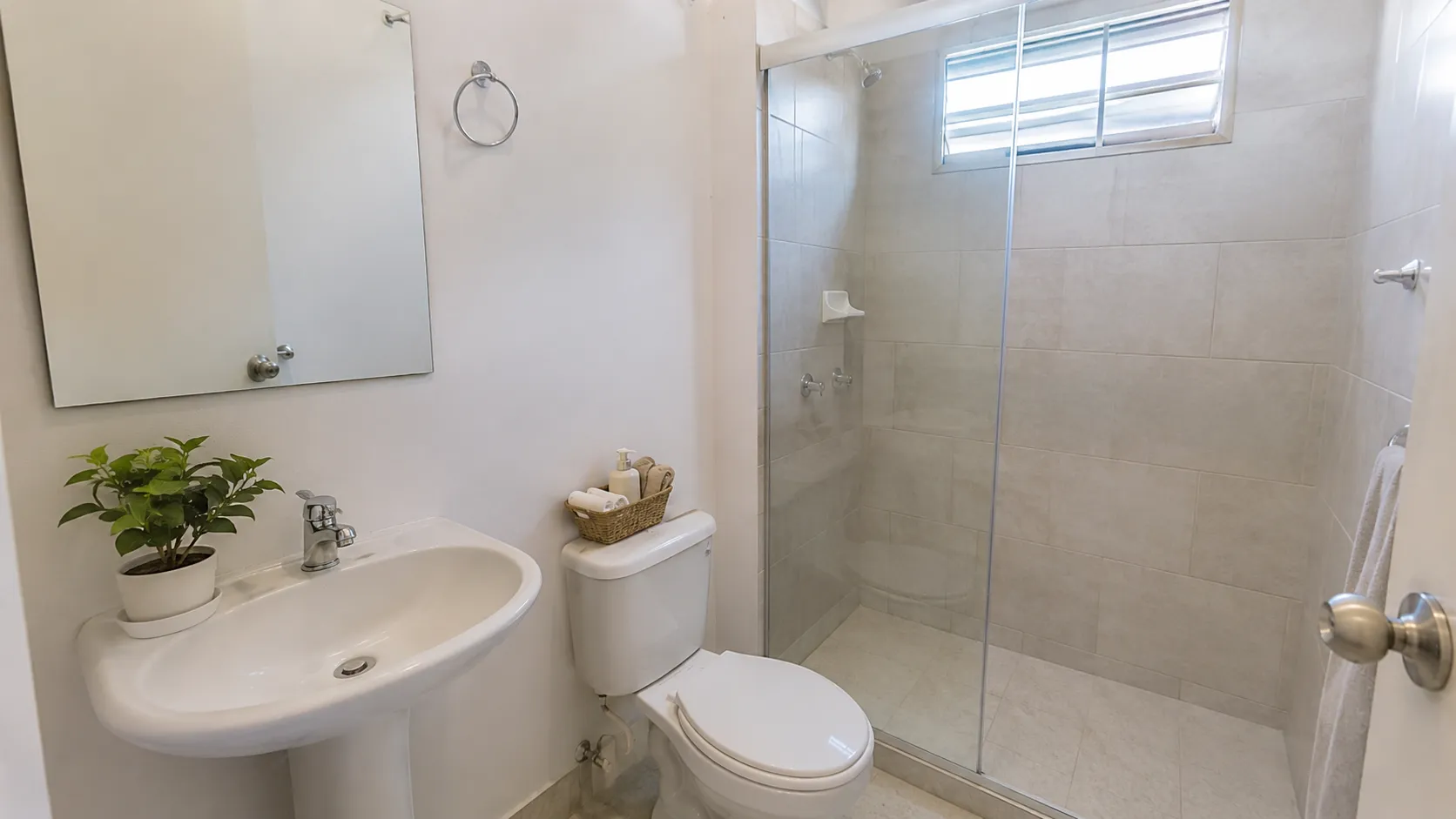 Baño elegante y minimalista — remodelación de apartamento en Cali por CAMARK