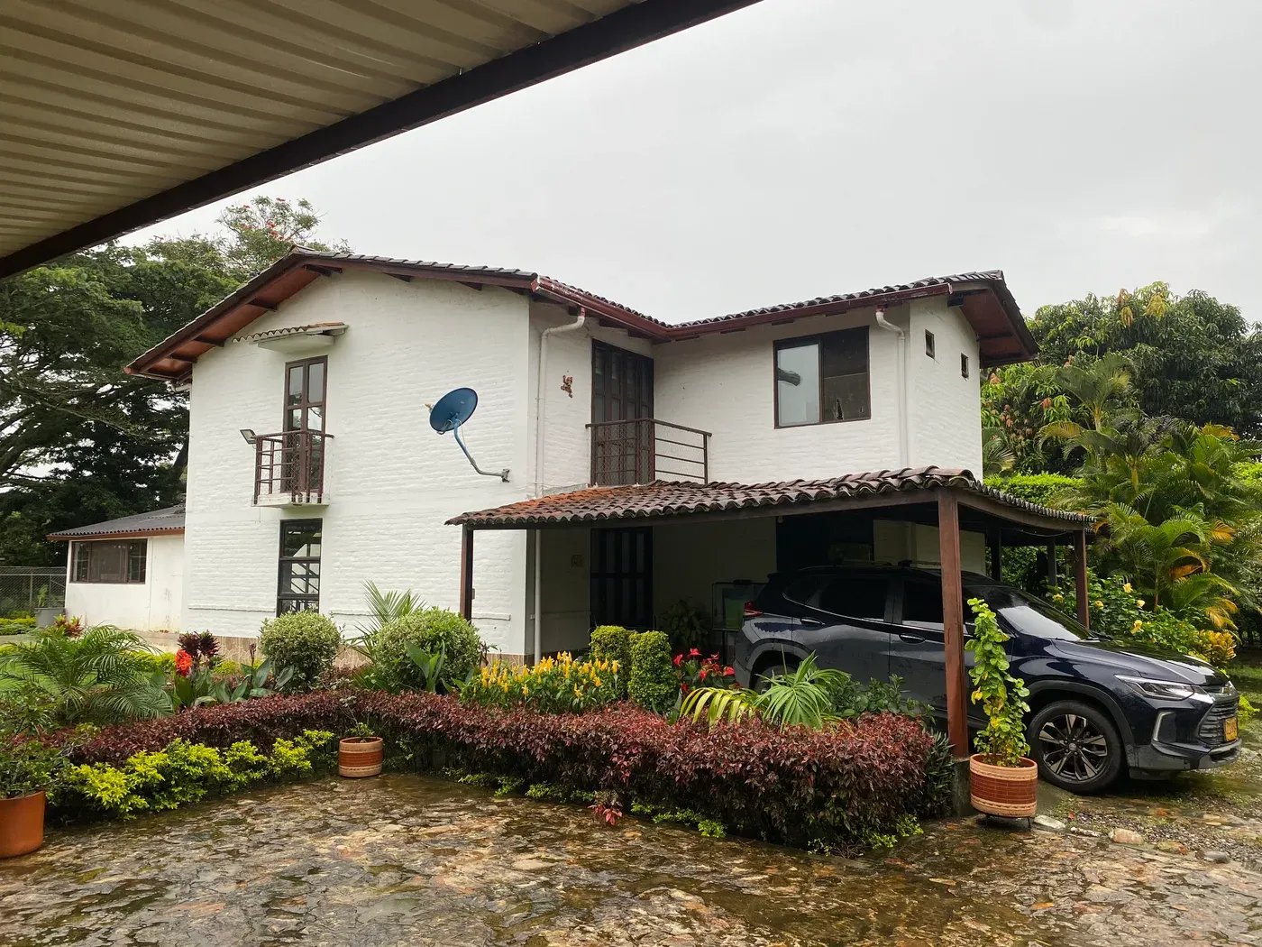 Estado inicial de cubierta deteriorada en vivienda campestre en La Morada, Jamundí — teja de barro y eternit antes de remodelación por CAMARK