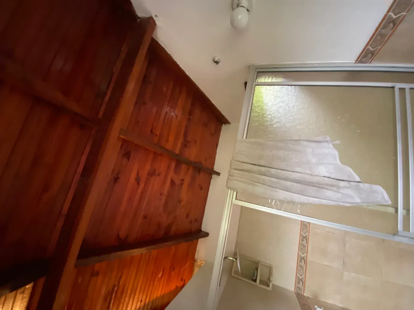 Detalle de cielo raso antiguo en esterilla antes de remodelación de techo — La Morada Jamundí, intervención por CAMARK