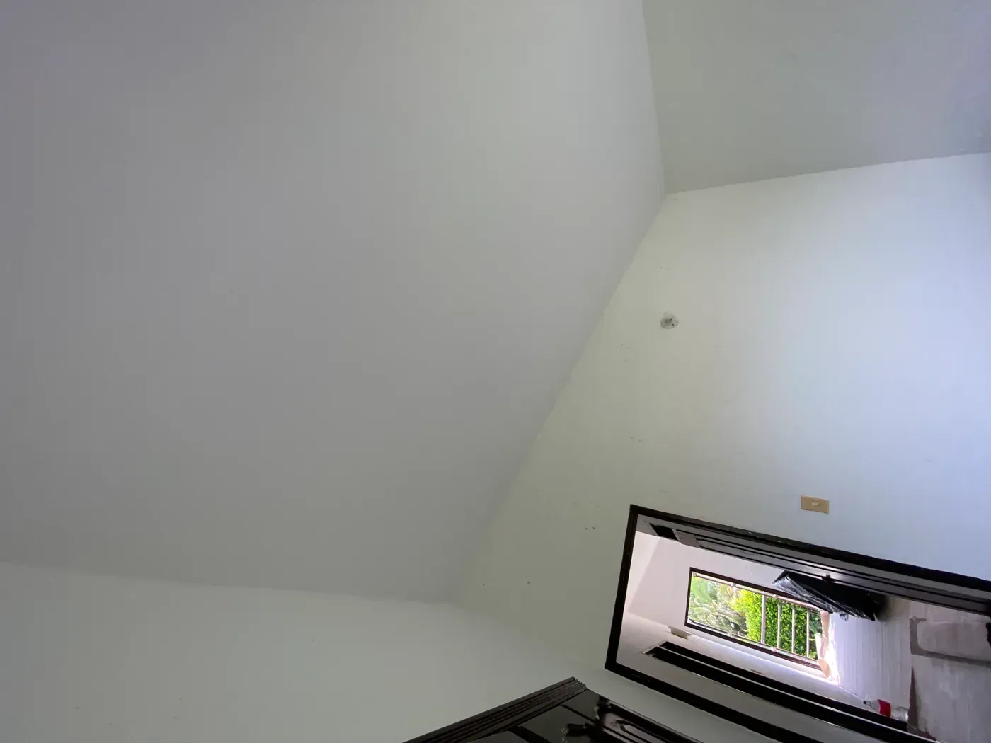 Detalle de cielo raso panel yeso en vivienda campestre Jamundí — interior terminado tras remodelación de techo