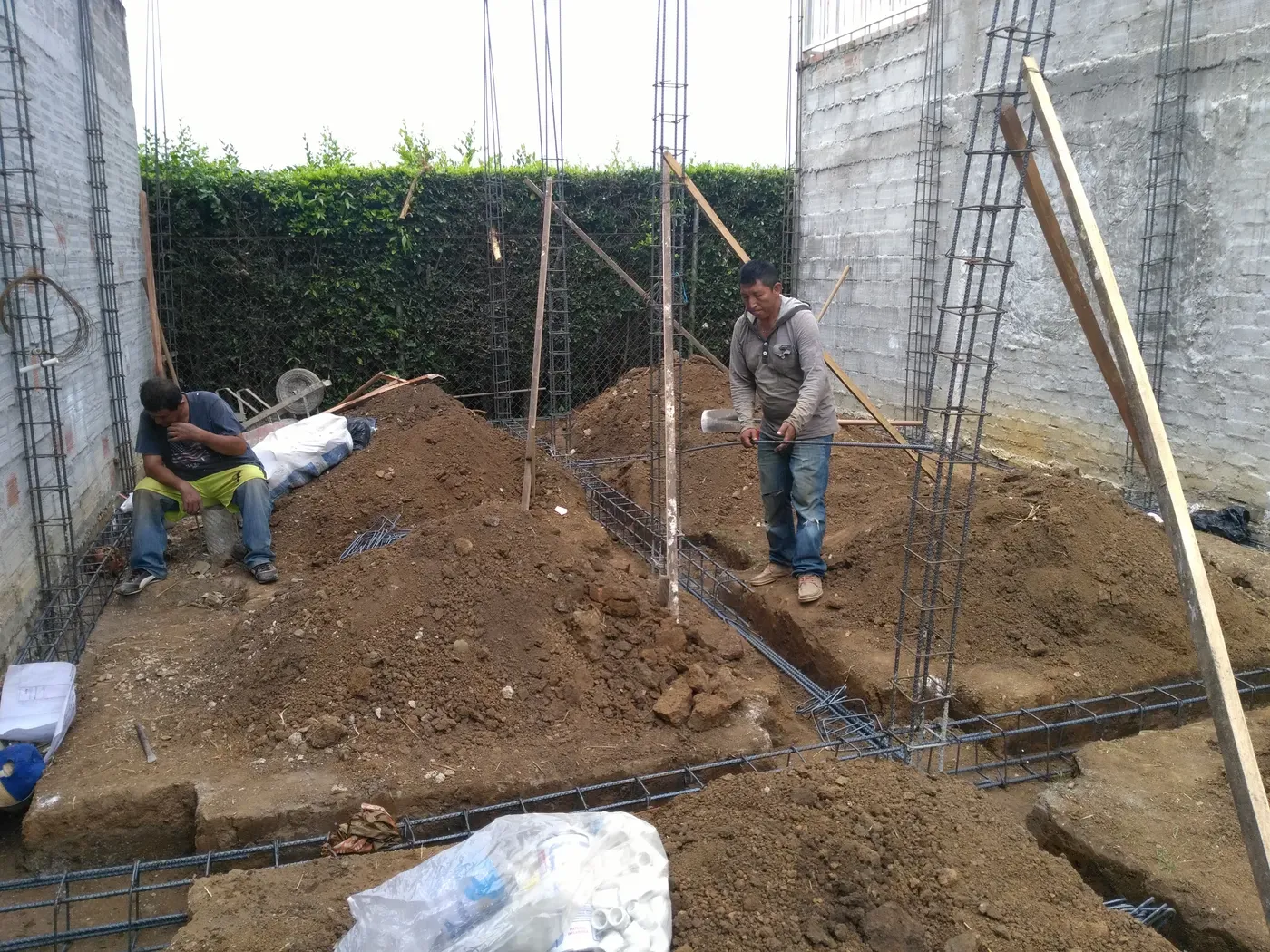 Cimentación de vivienda en Jamundí — proceso de excavación y fundición de zapatas por constructora CAMARK