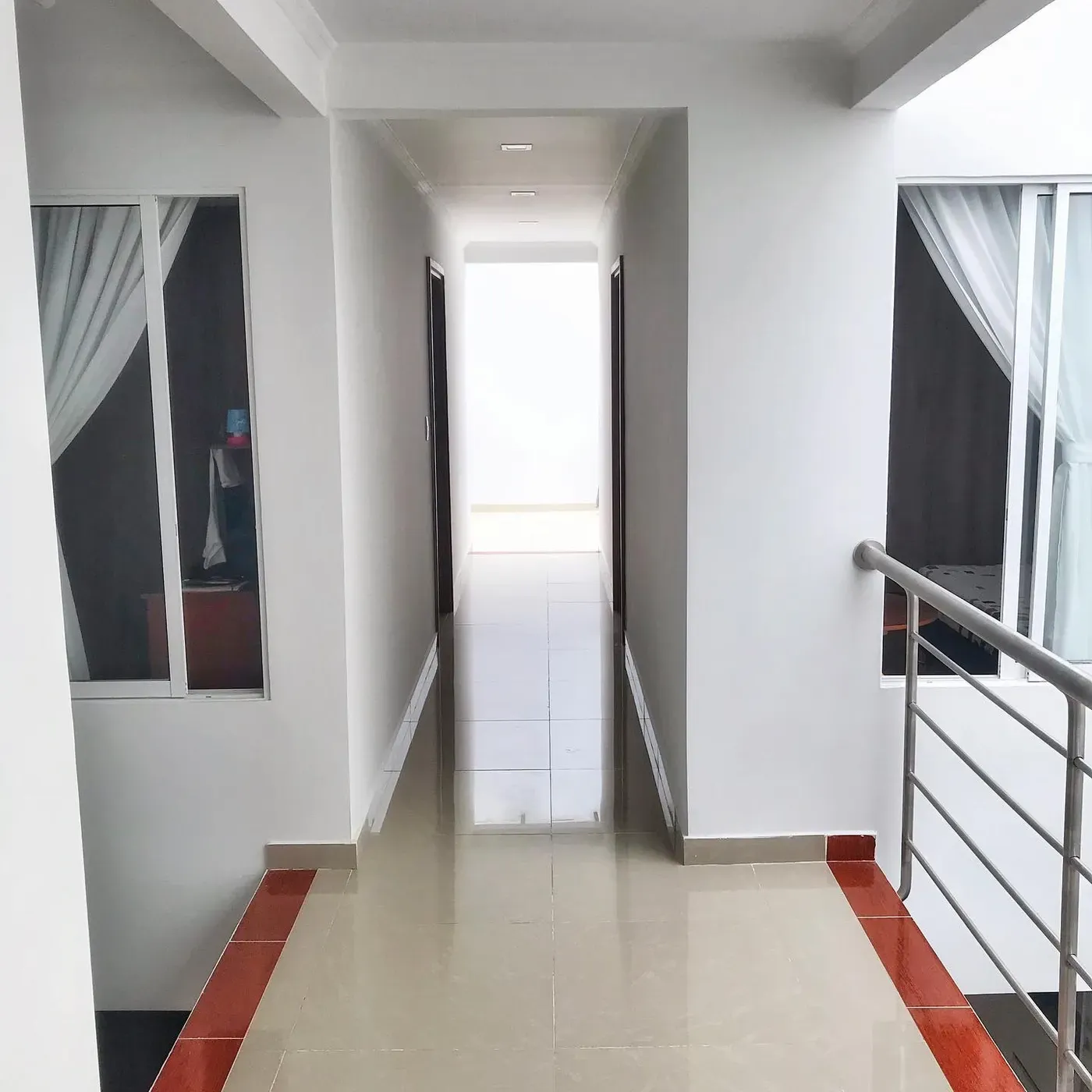 Circulación y alcobas de vivienda de dos pisos en Jamundí — distribución interior eficiente por CAMARK Projects