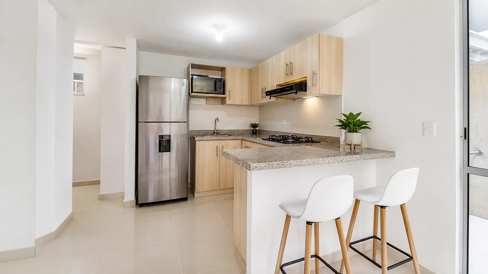 Cocina minimalista con barra — apartamento en Cali remodelado por CAMARK