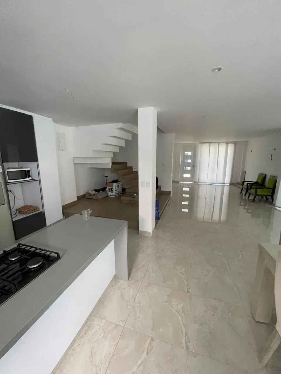 Sala, comedor y cocina integrados en vivienda campestre moderna en Jamundí — diseño de interiores por arquitecto en Jamundí CAMARK