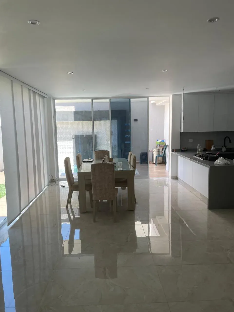 Diseño interior de comedor y cocina en casa campestre en Jamundí — arquitectura residencial con conexión al exterior por CAMARK Projects