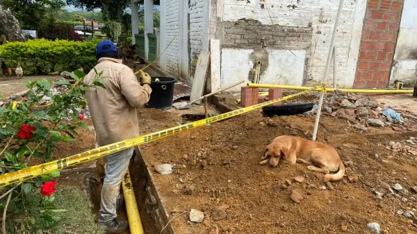Construcción de casas en Cali — obra en proceso con estructura visible