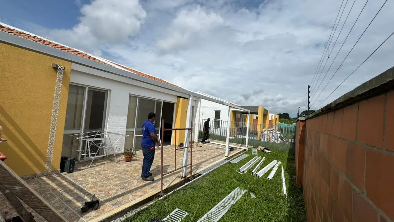 Pérgola en construcción en casa 5 con piso enchapado terminado