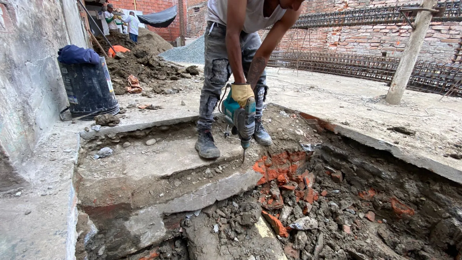 Demolición de contrapiso para instalación de parrilla de zapata en cimentación Puerto Tejada