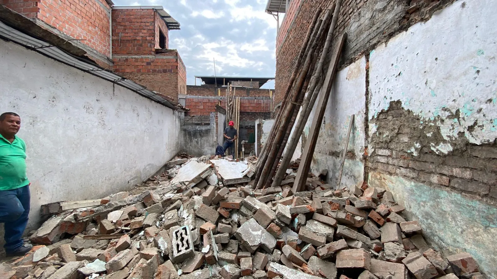 Demolición de vivienda antigua para proyecto de inversión inmobiliaria en Puerto Tejada Cauca