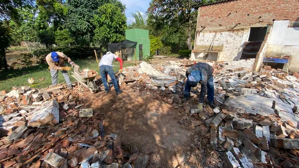 Demolición de vivienda con licencia aprobada en Cali — obra nueva autorizada