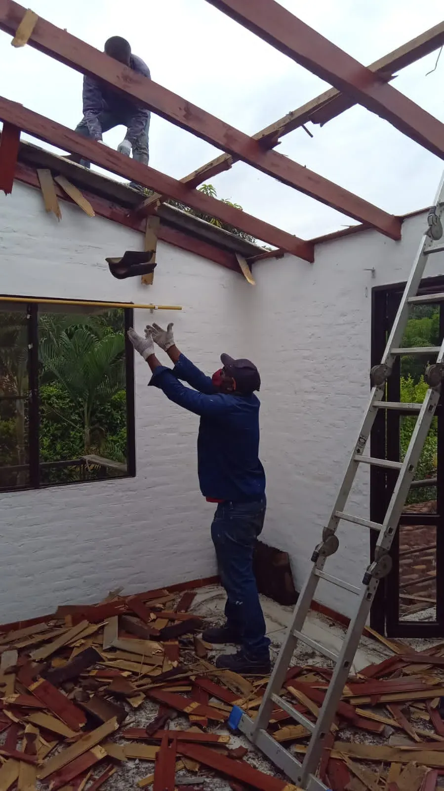 Desmontaje de teja de barro colonial en vivienda campestre La Morada Jamundí — remodelación de techos con plagas por CAMARK Projects