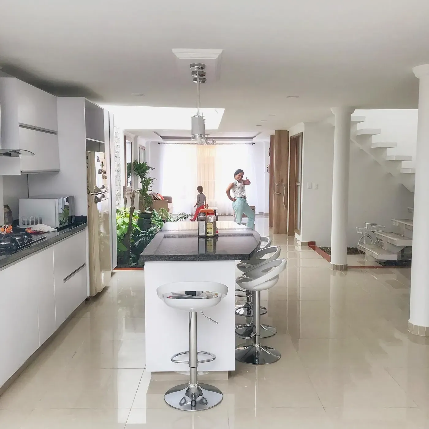 Cocina moderna de casa campestre en Jamundí — diseño de cocinas con acabados de calidad por CAMARK Projects