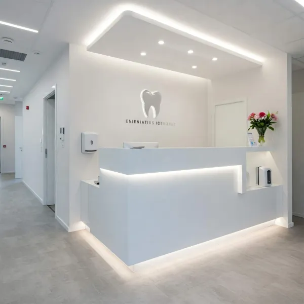 Recepción de clínica dental moderna en Cali con iluminación estratégica y materiales que cumplen normativa sanitaria