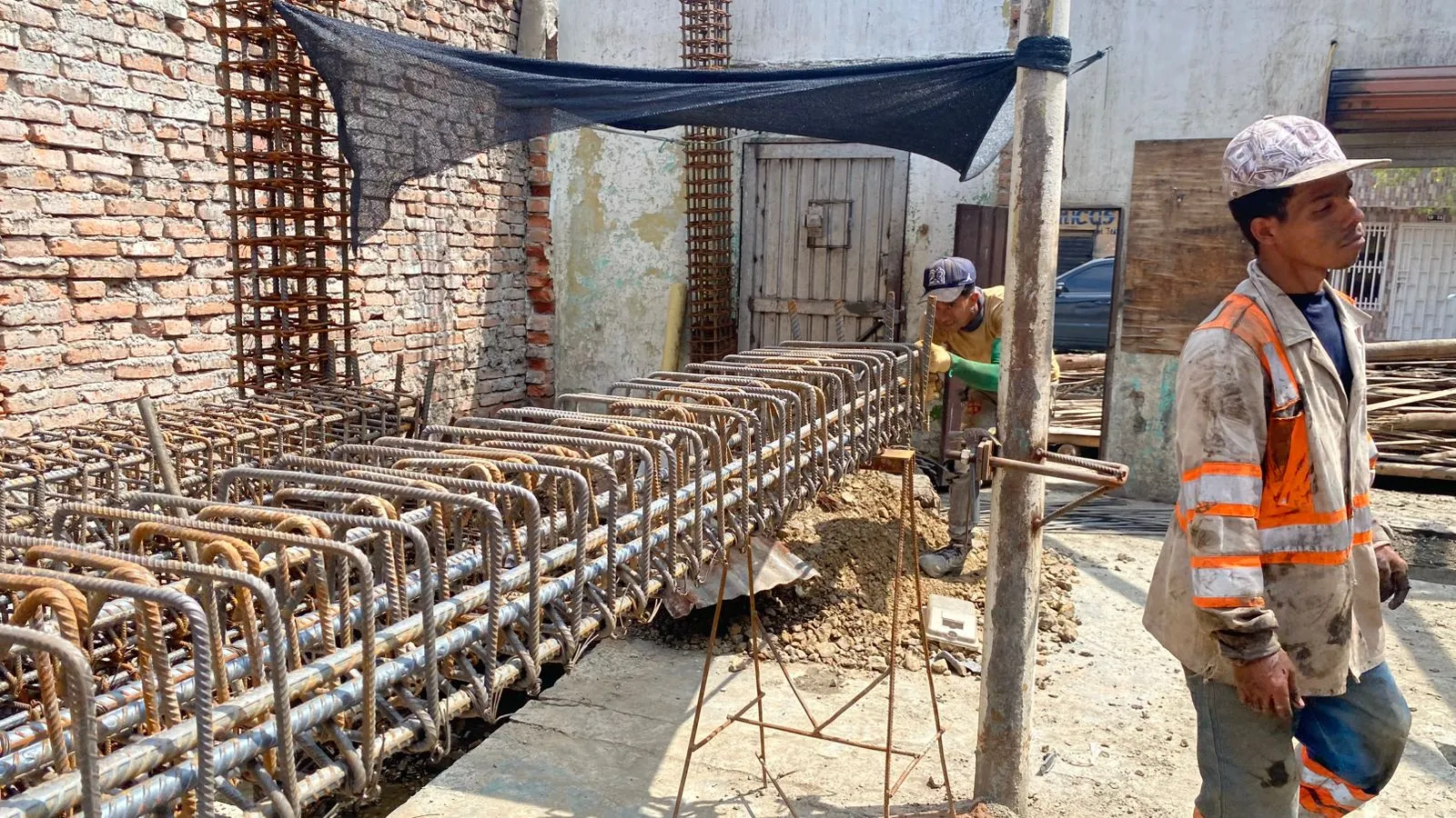 Elaboración de castillos y armado de columnas en cimentación de proyecto mixto Puerto Tejada Cauca