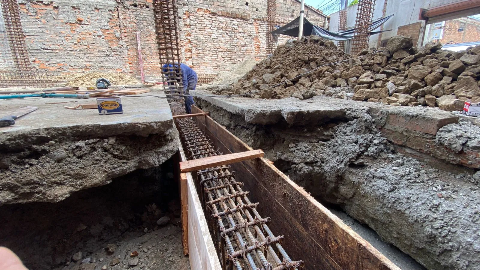 Encofrado de vigas de cimentación para fundición en proyecto mixto Puerto Tejada — CAMARK Projects