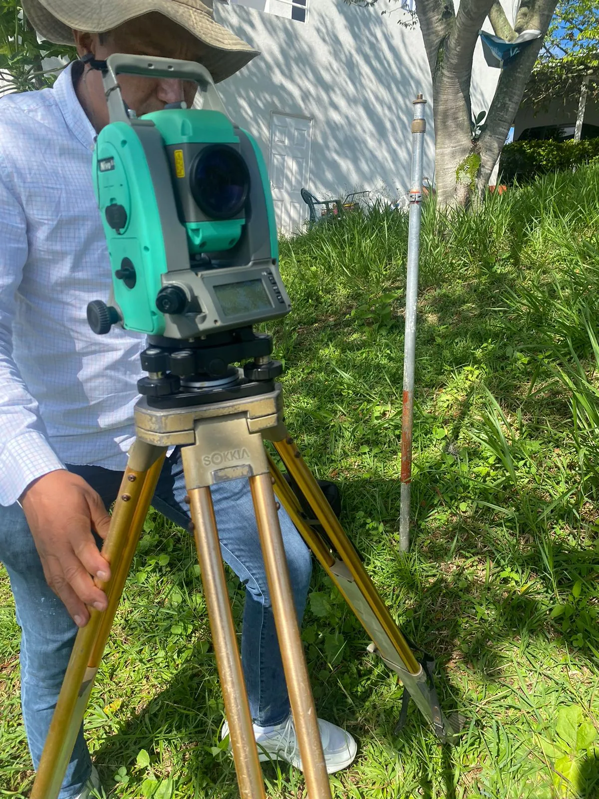 Equipo de topografía realizando levantamiento en lote del condominio Sun Village Potrerito Jamundí