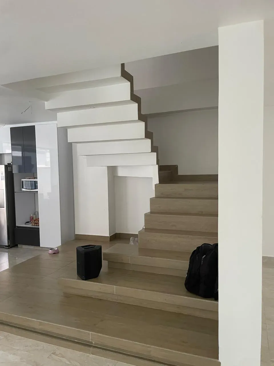 Escalera arquitectónica en vivienda de tres niveles en Jamundí — circulación vertical diseñada por arquitecto en Jamundí
