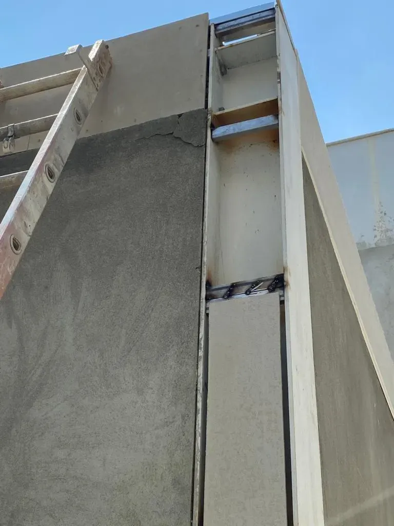 Estructura de clínica en construcción en Cali mostrando sistema de pórticos de concreto y mampostería