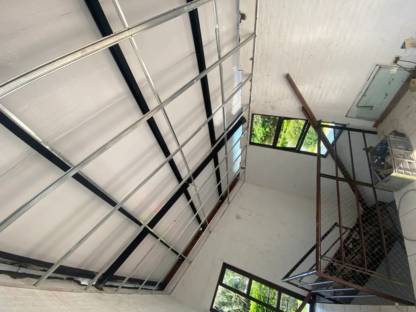Estructura e instalación de cielo raso panel con acabado en vivienda campestre Jamundí — remodelación interior