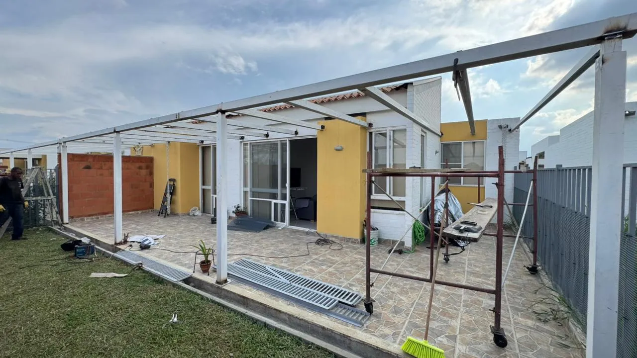 Estructura metálica de pérgola en construcción sobre pedestales de concreto en Jamundí