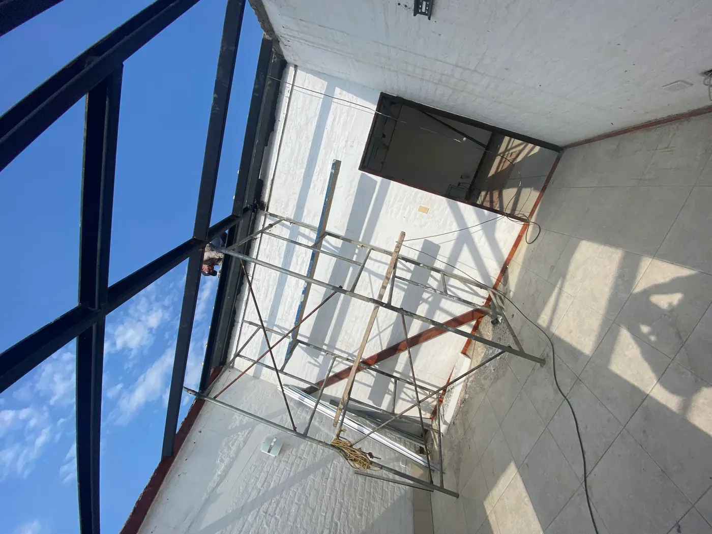 Estructura metálica terminada lista para recibir teja sándwich Metecno — remodelación de techo en Jamundí por CAMARK