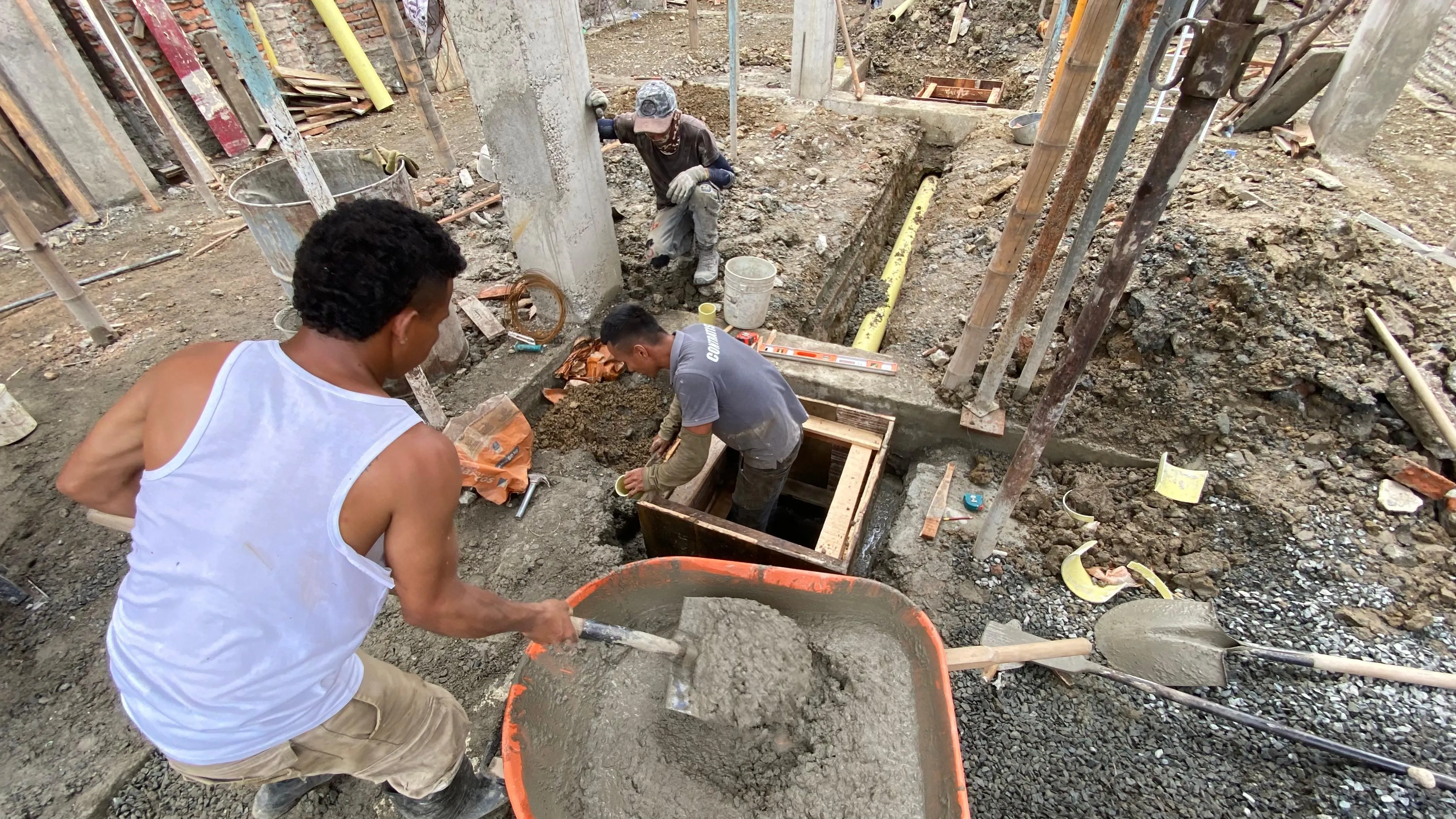 Excavación de cajas de inspección sanitaria en proyecto mixto Puerto Tejada — instalaciones técnicas