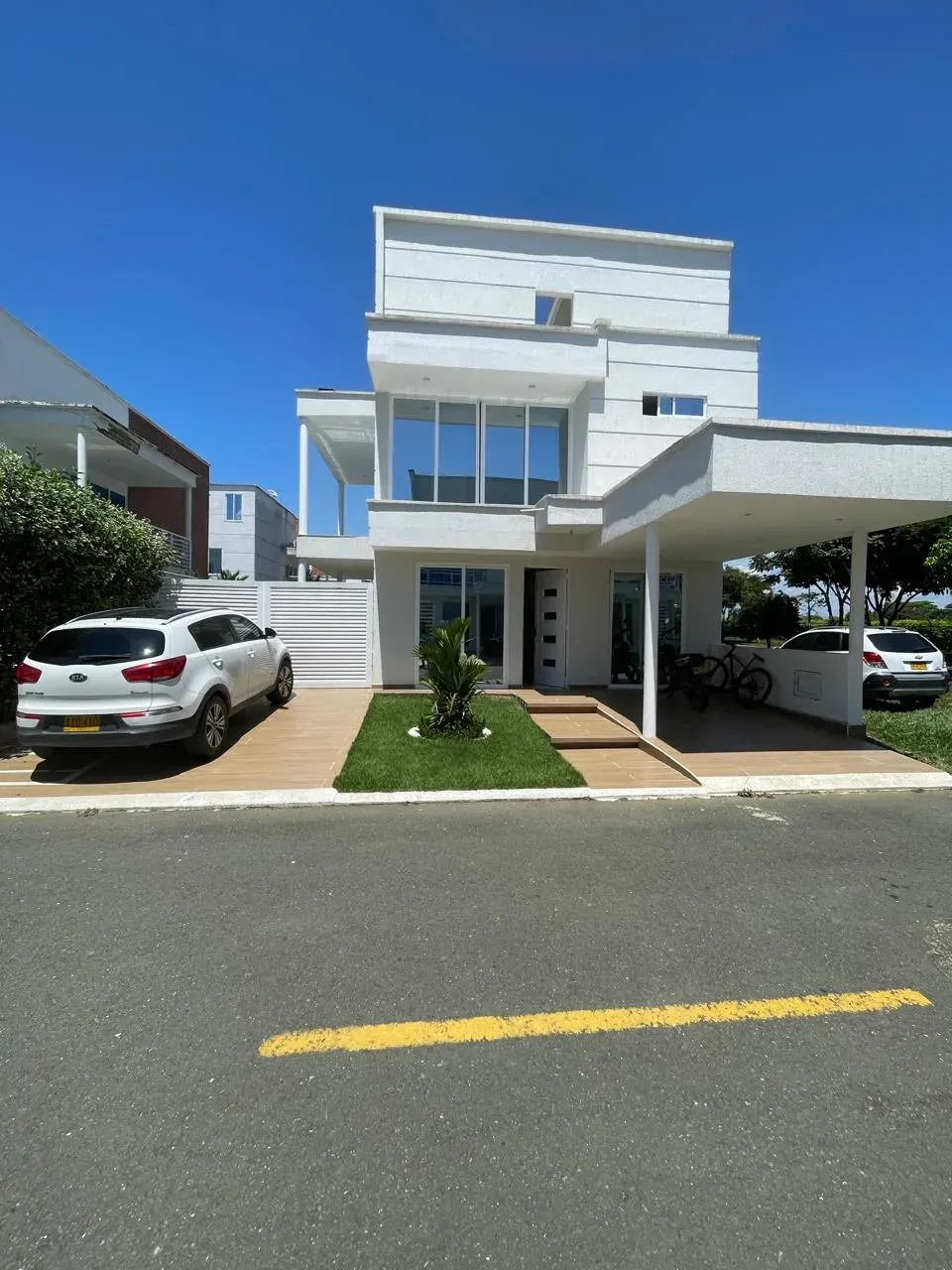 Fachada de casa campestre moderna de dos pisos en Senderos de las Mercedes, Jamundí — construcción de vivienda por CAMARK Projects