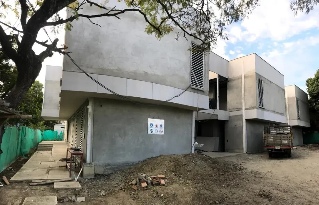 Fachada en construcción de clínica en Cali diseñada por CAMARK Projects cumpliendo normas de habilitación IPS