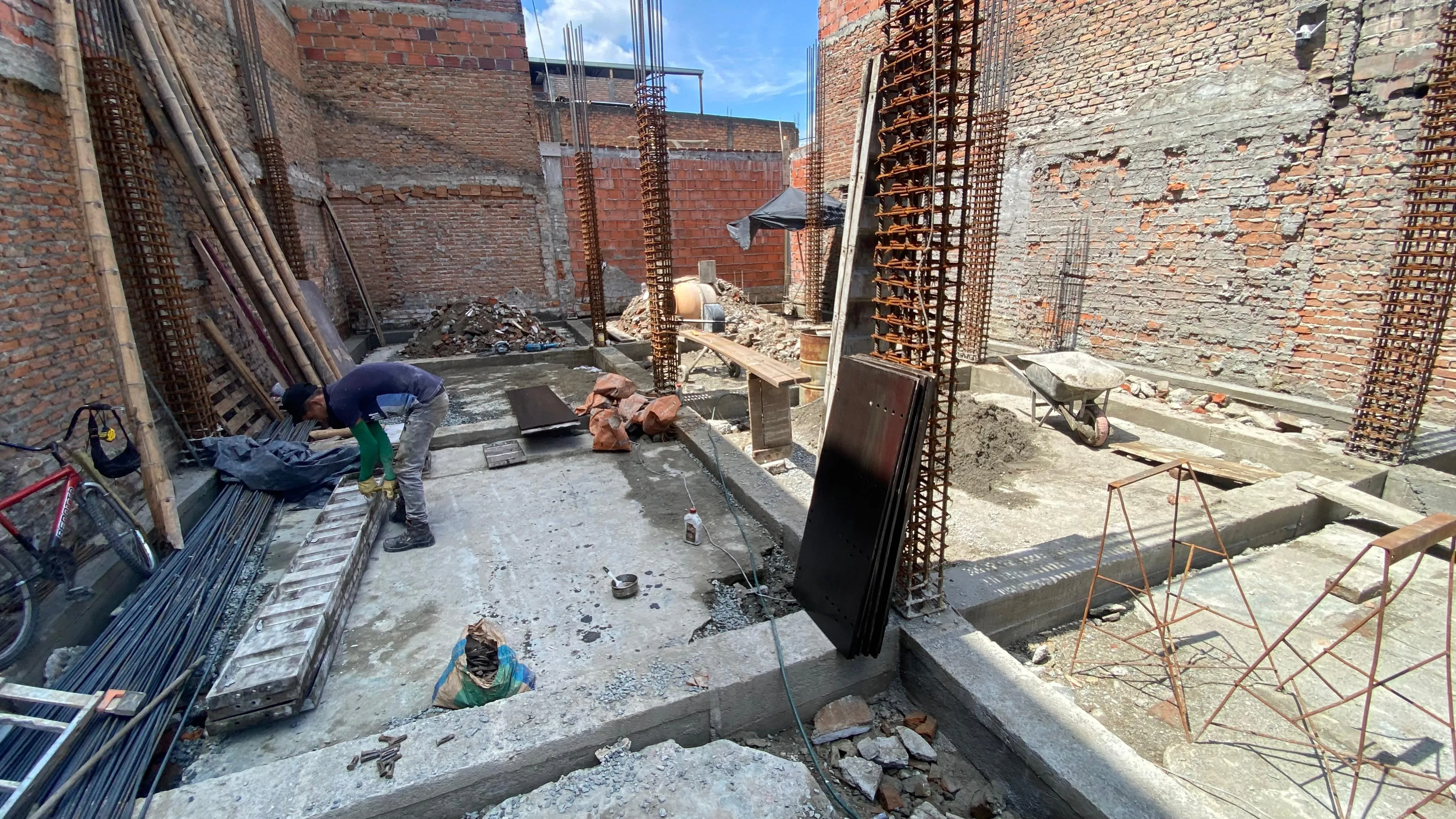 Fundición de vigas de cimentación en proyecto de construcción mixta en Puerto Tejada Cauca