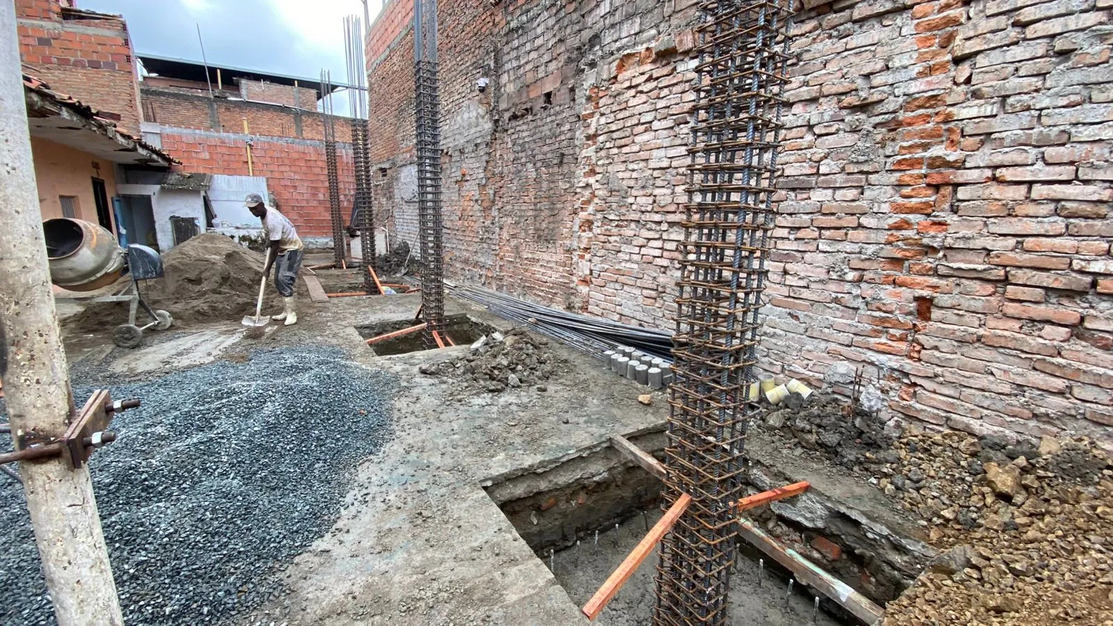 Fundición de zapatas con castillos de columnas en proyecto de inversión inmobiliaria Puerto Tejada