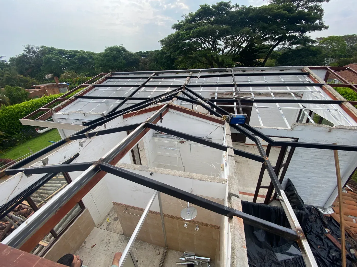 Instalación de estructura metálica para nueva cubierta en vivienda Jamundí — cambio de cubierta campestre por CAMARK Projects