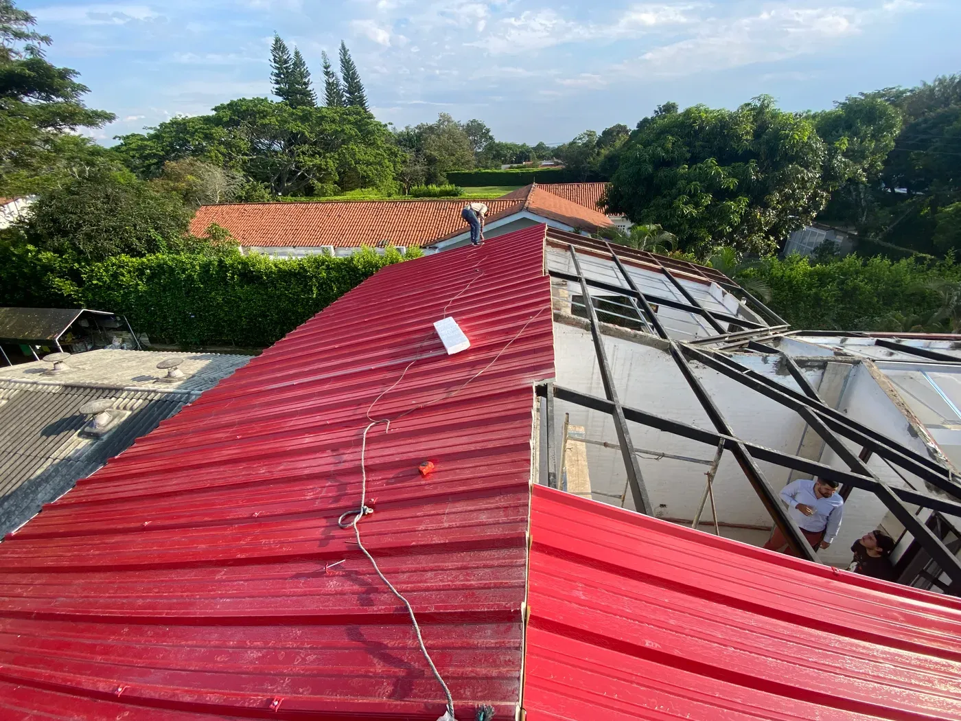 Montaje de sistema de cubierta moderna en remodelación de techo La Morada Jamundí — teja sándwich Metecno instalada