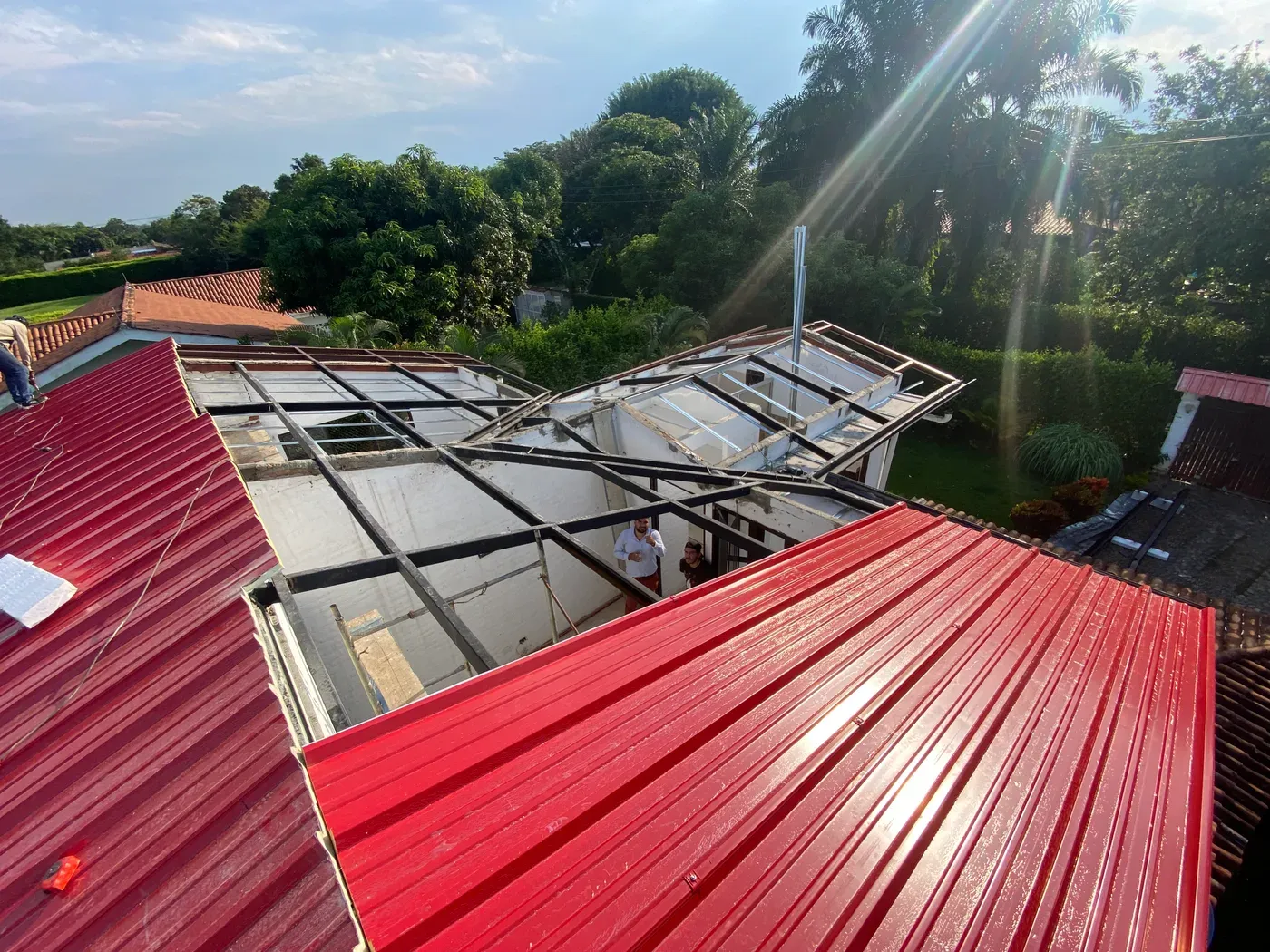 Proceso de instalación de teja tipo sándwich en cubierta de vivienda campestre Jamundí — estructura metálica para techo