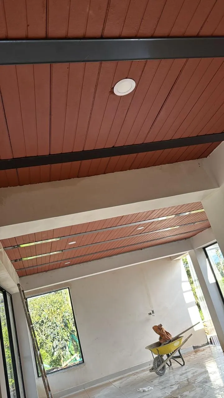 Interior de primera etapa de casa campestre con piso y paredes acabados, sin cielo falso por decisión presupuestal