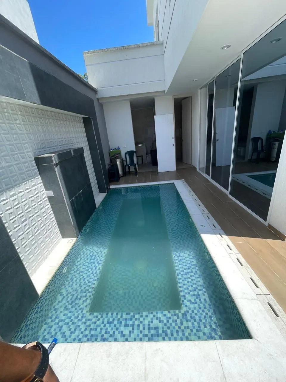 Vista del jacuzzi y entorno exterior en casa campestre Jamundí — construcción de vivienda campestre con zona de bienestar