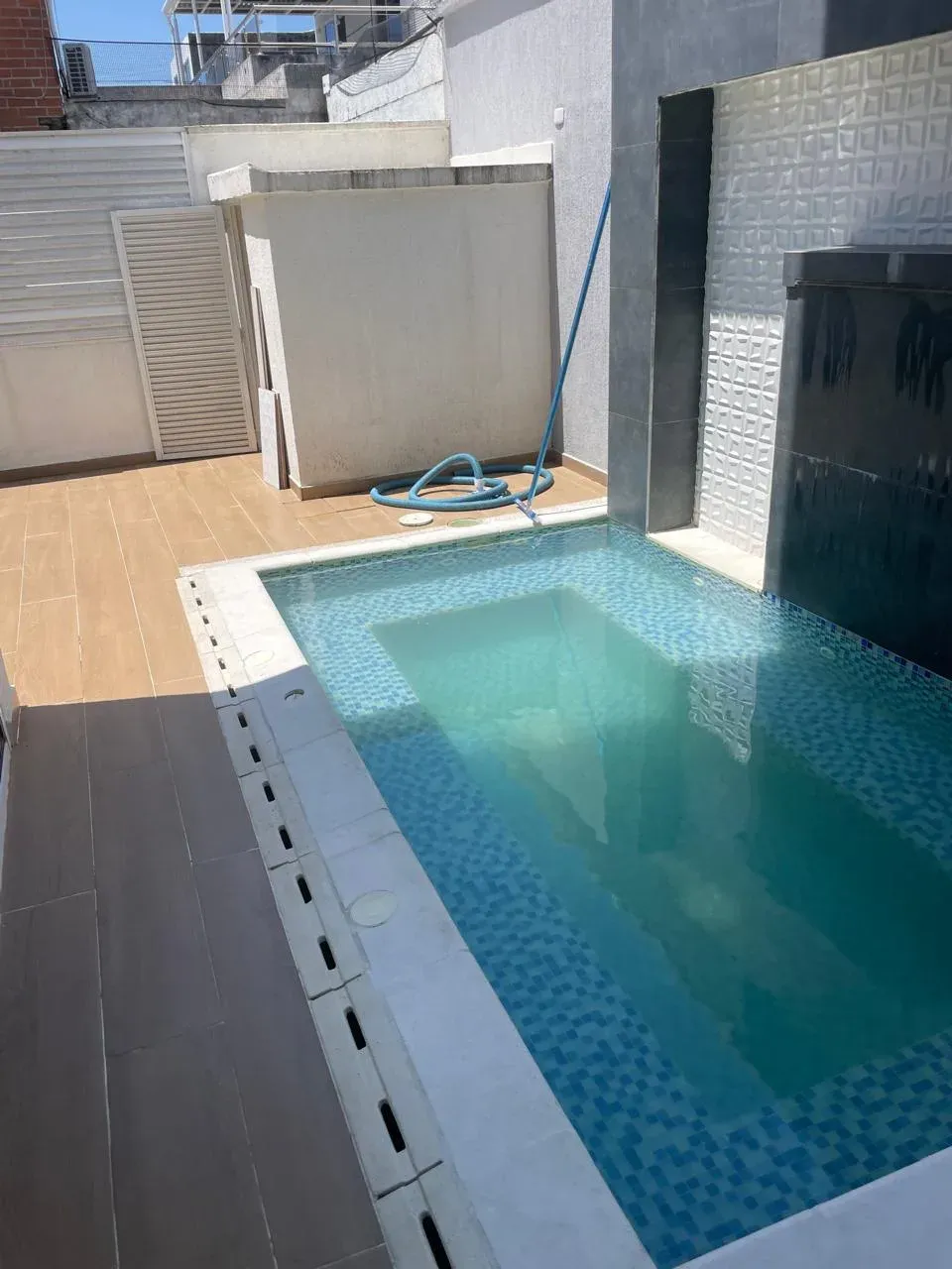 Jacuzzi moderno en vivienda campestre en Jamundí — zona de bienestar integrada al diseño de casa campestre por CAMARK Projects