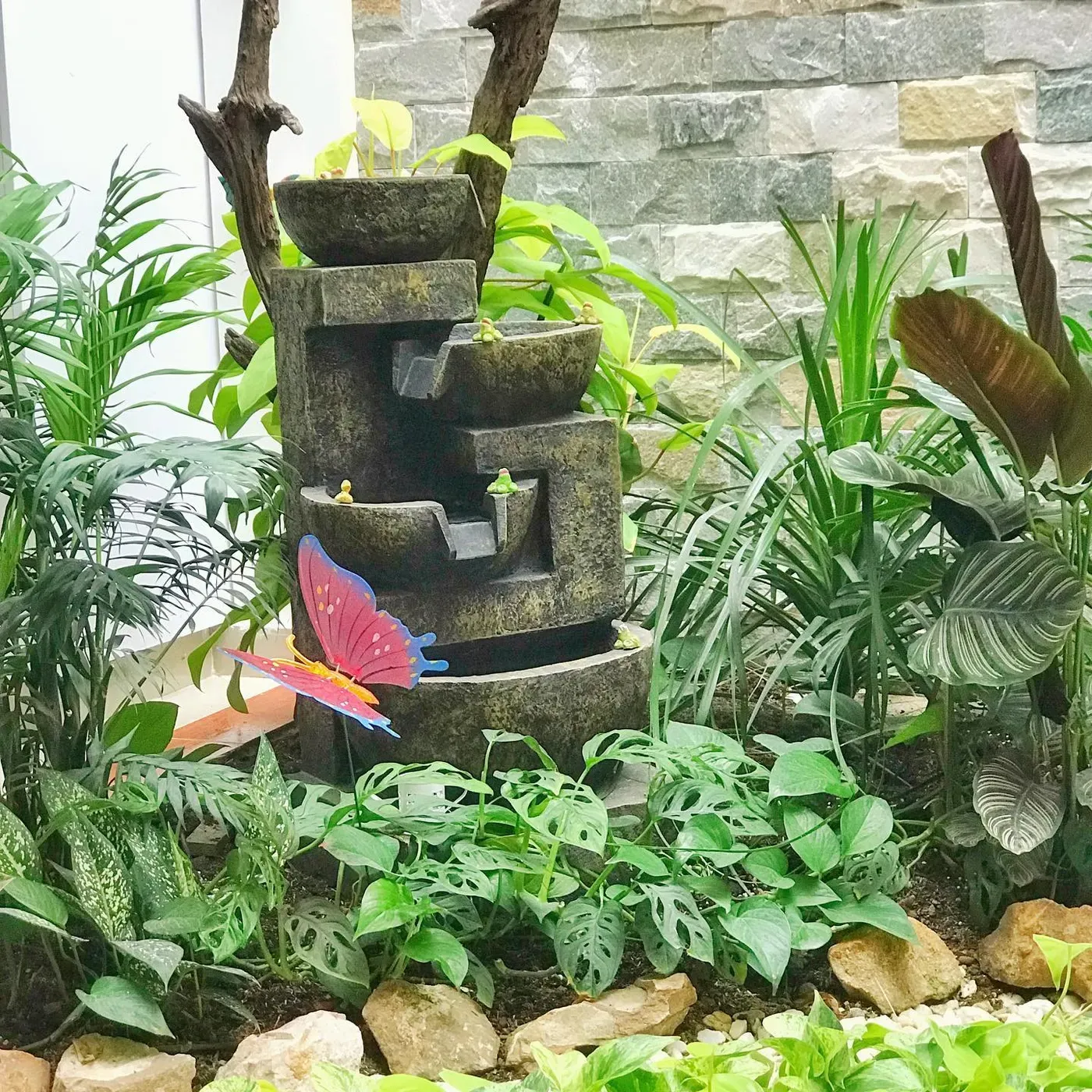 Jardín interior de casa campestre en Jamundí — diseño de casas con espacios verdes integrados