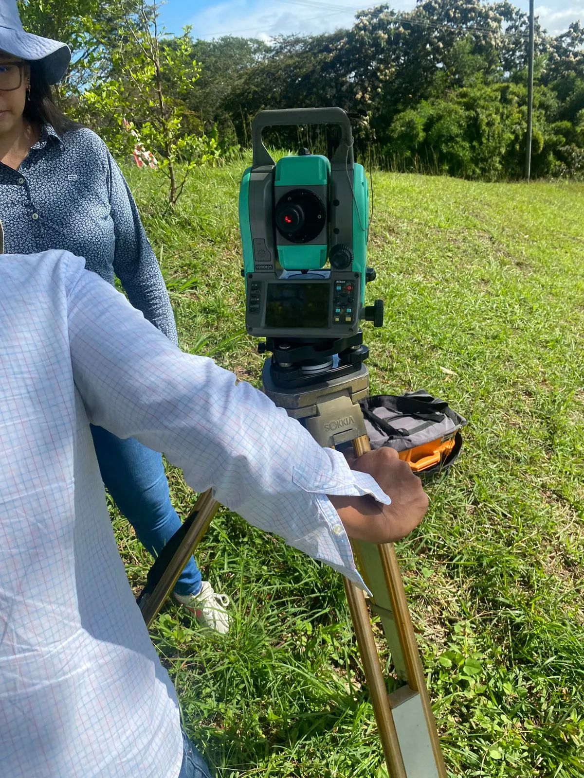 Levantamiento topográfico de lote en Sun Village Jamundí — estudio de topografía para diseño de vivienda campestre
