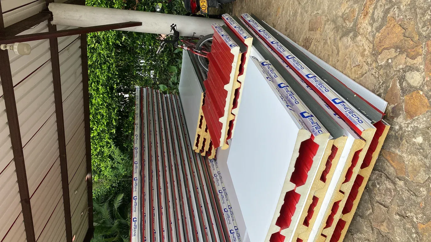 Material teja tipo sándwich Metecno para cubierta de vivienda campestre en Jamundí — sistema térmico y durable
