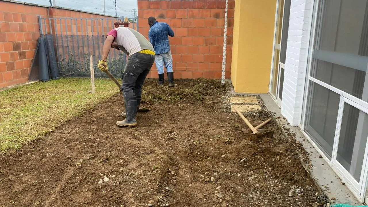 Movimiento de tierra y descapote en patio de casa 6, Tucanes del Castillo