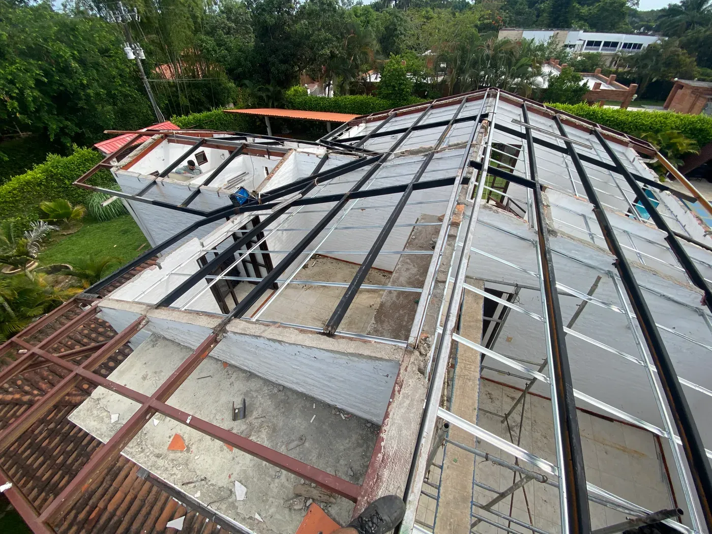 Nueva cubierta metálica moderna instalada en vivienda campestre La Morada Jamundí — teja sándwich Metecno resultado final