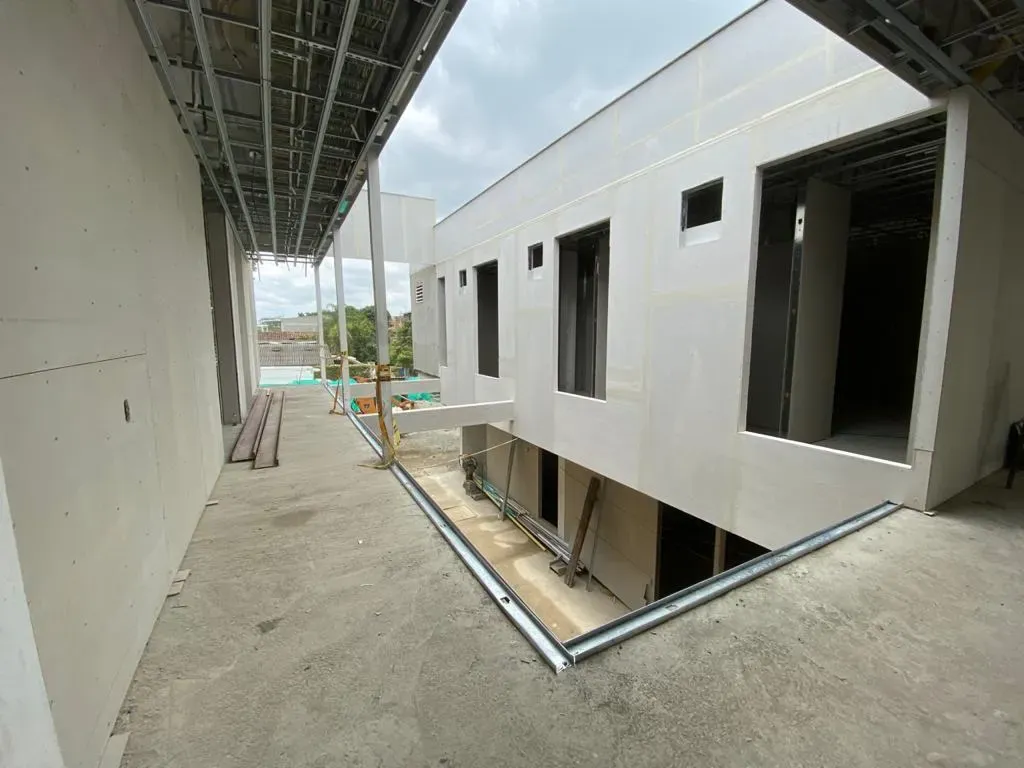 Obra blanca de centro de salud en Cali con acabados clínicos que cumplen requisitos de habilitación IPS