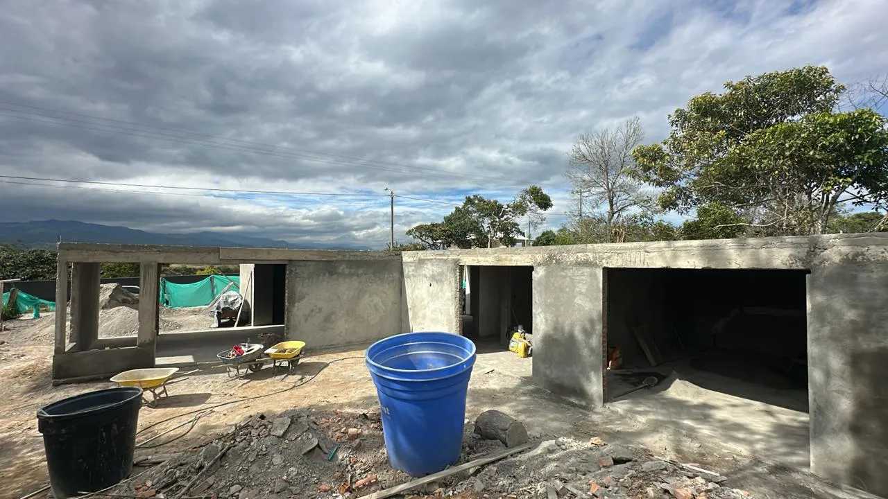 Vista exterior de primera etapa de obra de vivienda campestre moderna — construcción por etapas CAMARK